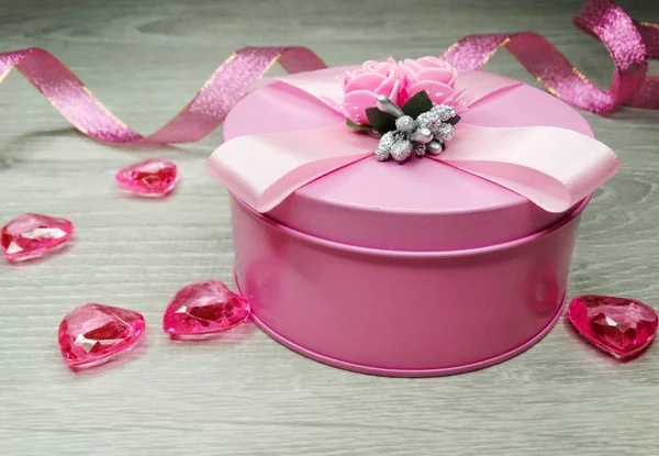 Composición del día de San Valentín de caja de regalo y corazones — Foto de Stock