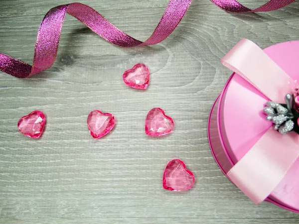 День Святого Валентина композиція подарункової коробки та сердець — стокове фото