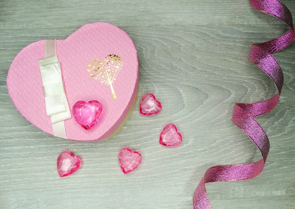 Composición del día de San Valentín de caja de regalo y corazones —  Fotos de Stock