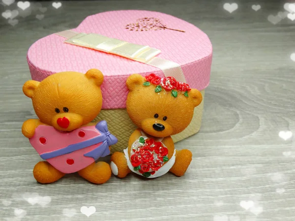 День Святого Валентина композиція подарункової коробки плюшевого ведмедя і сердець — стокове фото