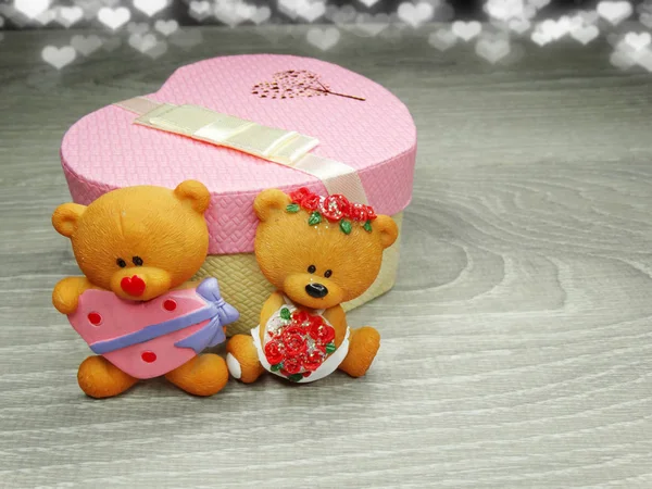 Dia dos namorados composição da caixa de presente ursinho de pelúcia e corações — Fotografia de Stock