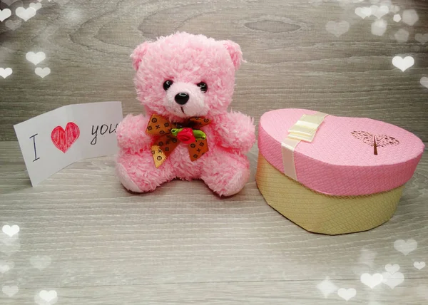 Hari Valentine komposisi kotak hadiah boneka beruang dan hati — Stok Foto