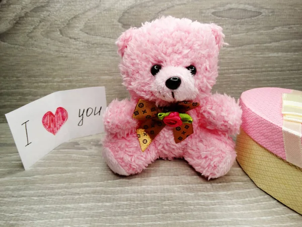 Skład na Walentynki gift box pluszowego misia i serca — Zdjęcie stockowe