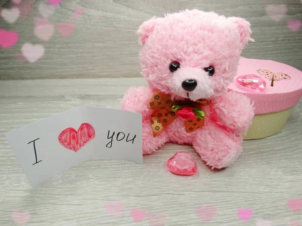 Hari Valentine komposisi kotak hadiah boneka beruang dan hati — Stok Foto