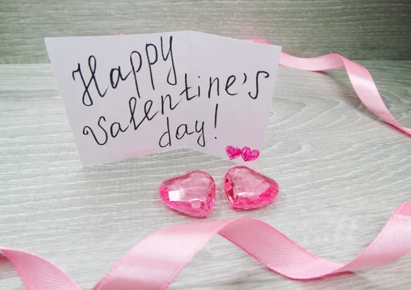 La composición del día de San Valentín de la tarjeta de felicitación y los corazones —  Fotos de Stock
