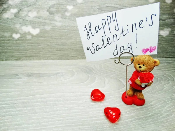 День Святого Валентина композиція вітальної листівки плюшевого ведмедя і чути — стокове фото