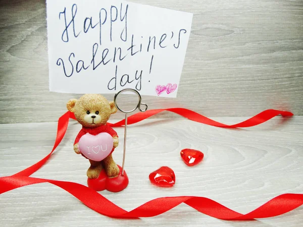 Valentine's day composition of greeting card teddy bear and hear — Stock Photo, Image