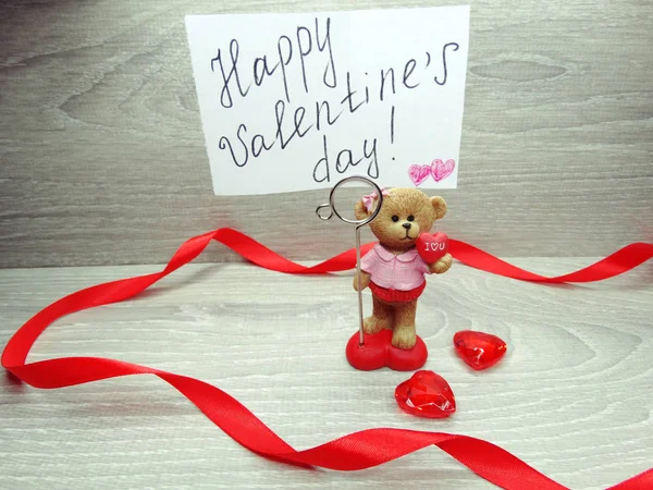 Valentine's day composition of greeting card teddy bear and hear — Stock Photo, Image