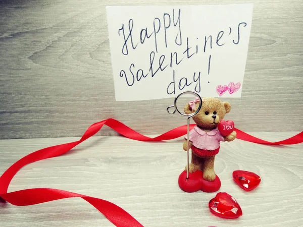 Den svatého Valentýna složení dárkové krabice medvídek a srdce — Stock fotografie