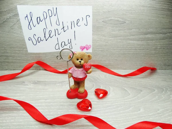 Día de San Valentín composición de la caja de regalo oso de peluche y corazones — Foto de Stock