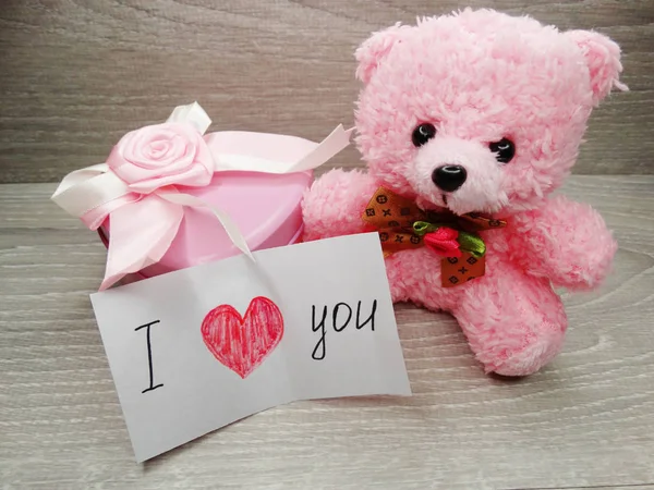 Composition de la Saint-Valentin de boîte cadeau ours en peluche et les cœurs — Photo
