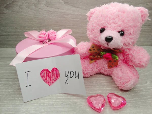 День святого Валентина композиция подарок коробка плюшевый медведь и сердца — стоковое фото