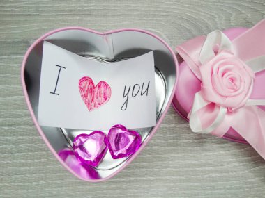 Sevgililer günü tebrik kartı hediye kutusu ve hea bileşimi