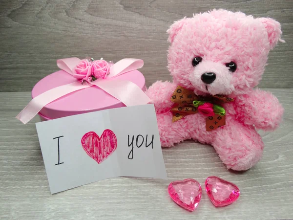 Día de San Valentín composición de la caja de regalo oso de peluche y corazones —  Fotos de Stock