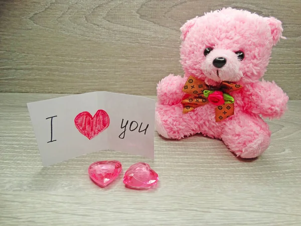 Hari Valentine komposisi kartu ucapan boneka beruang dan mendengar — Stok Foto