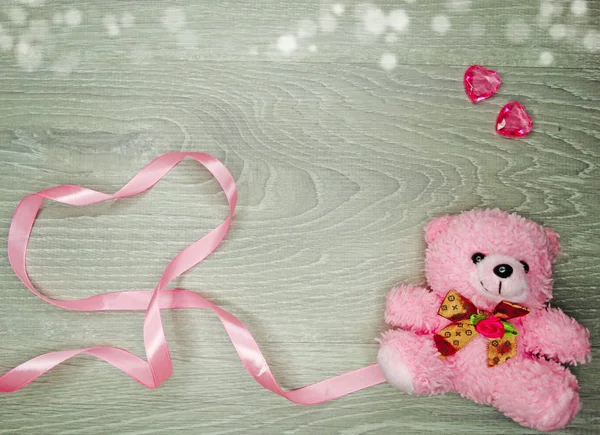 Hari Valentine komposisi kotak hadiah boneka beruang dan hati — Stok Foto