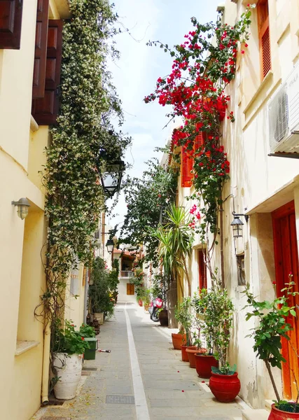 그리스에서 밝은 부겐빌레아와 전통적인 거리 — 스톡 사진