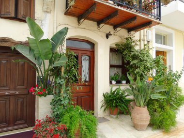 parlak Begonvil Yunanistan ile geleneksel sokak 