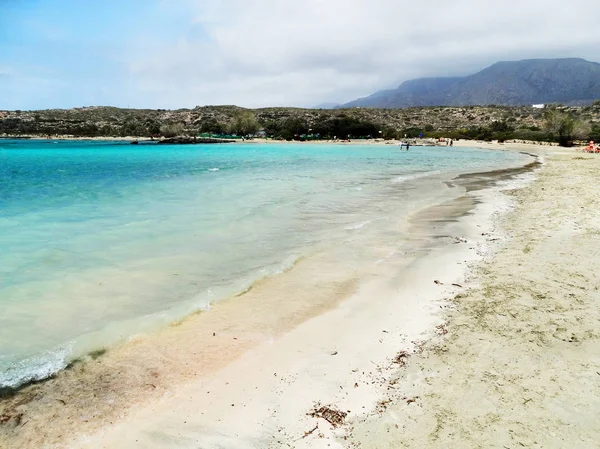 Strand met roze zand landschap zee Kreta eiland Griekenland — Stockfoto