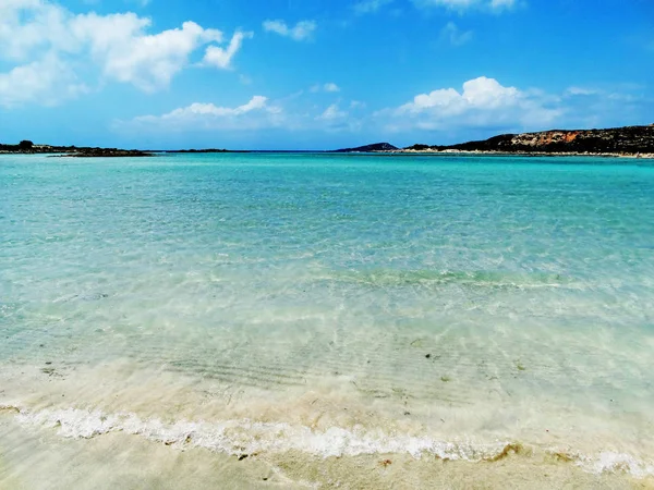 Praia com areia rosa paisagem mar ilha de Creta Grécia — Fotografia de Stock