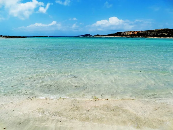 Praia com areia rosa paisagem mar ilha de Creta Grécia — Fotografia de Stock