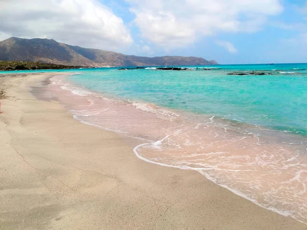 Playa con arena rosa paisaje mar Isla de Creta Grecia — Foto de Stock