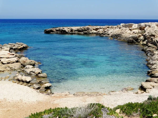 Praia costa paisagem Mediterrâneo mar Chipre ilha — Fotografia de Stock