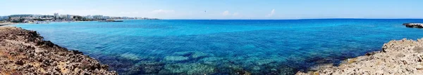 Panorama playa costa paisaje mar mediterráneo Chipre isla — Foto de Stock