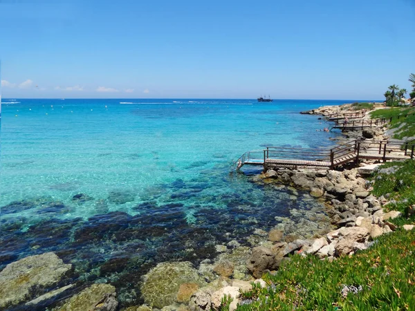Plaży krajobraz wybrzeża Morza Śródziemnego wyspie Cypr — Zdjęcie stockowe