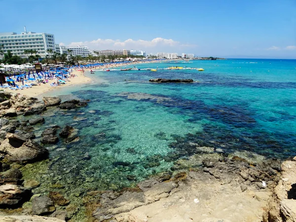 Strand partján fekvő Földközi-tengerre Ciprus-sziget — Stock Fotó