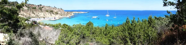 Panorama plaj sahil peyzaj Akdeniz deniz Kıbrıs Adası — Stok fotoğraf