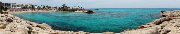 Panorama plaży wybrzeża krajobraz morze śródziemnomorskiej wyspie Cypr — Zdjęcie stockowe