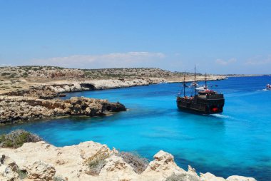 kayalık sahil üzerinde yelken yat Akdeniz Cypru manzara