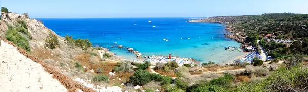 Panorama plaj sahil peyzaj Akdeniz deniz Kıbrıs Adası — Stok fotoğraf