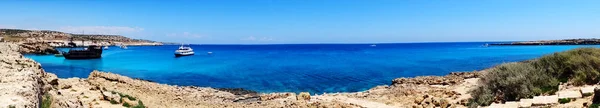 Panorama felsige küstenlandschaft mediterranes meer zypern insel — Stockfoto