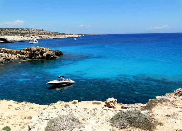 岩の海岸風景地中海キプロス島 — ストック写真