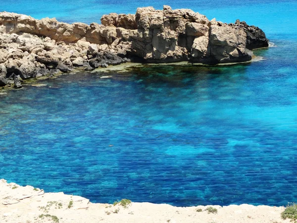 Skalnaté pobřeží krajiny Středozemního moře Kypr ostrov — Stock fotografie