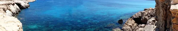 Panorama de la costa rocosa paisaje mar mediterráneo Chipre islan —  Fotos de Stock
