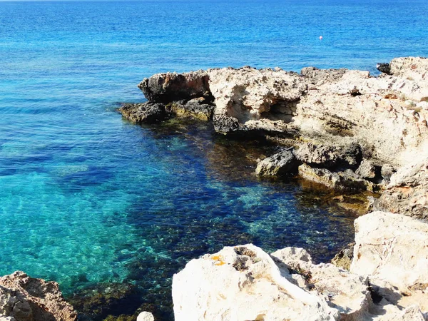 Rotsachtige kust landschap Middellandse Zee eiland Cyprus — Stockfoto