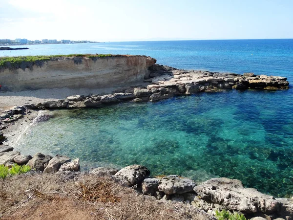 Plaj sahil peyzaj Akdeniz deniz Kıbrıs Adası — Stok fotoğraf