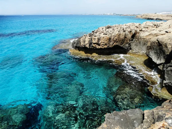 Plaj sahil peyzaj Akdeniz deniz Kıbrıs Adası — Stok fotoğraf