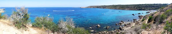 Panorama playa costa paisaje mar mediterráneo Chipre isla — Foto de Stock