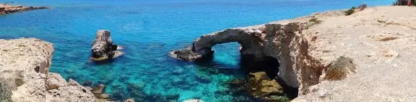 Panorama kayalık sahil peyzaj Akdeniz deniz Kıbrıs Adası — Stok fotoğraf