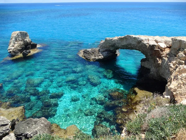 Klippiga kusten liggande Medelhavet Cypern ö — Stockfoto