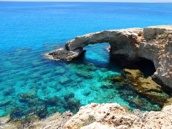 Sziklás partján fekvő Földközi-tengerre Ciprus-sziget — Stock Fotó