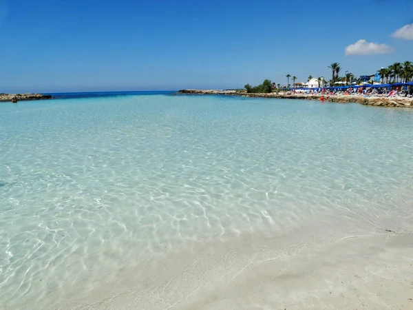 Plaj sahil peyzaj Akdeniz deniz Kıbrıs Adası — Stok fotoğraf