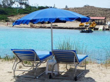 suntent ve şezlong üzerinde plaj sahil Akdeniz C manzara