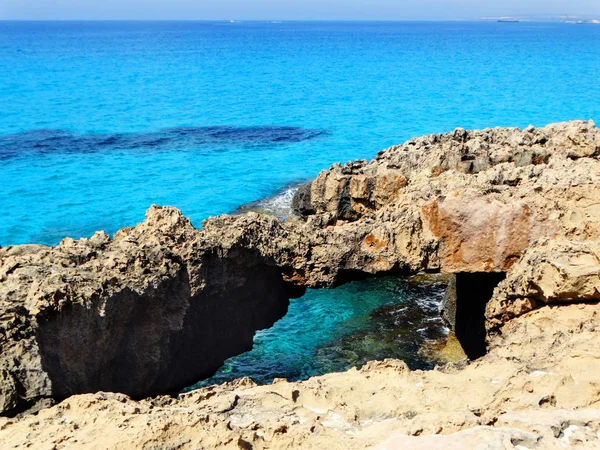 Скелястий берег краєвид Середземного моря острова Кіпр — стокове фото