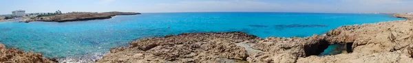 Panorama plaj sahil peyzaj Akdeniz deniz Kıbrıs Adası — Stok fotoğraf