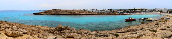 Panorama plaj sahil peyzaj Akdeniz deniz Kıbrıs Adası — Stok fotoğraf